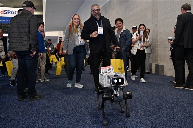 CES 2026 爆火出圈，Vbot超能机器狗开启全球消费级具身智能时代(图3)