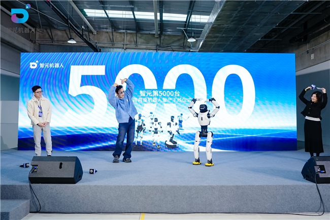 智元第5000台通用具身机器人量产下线，灵犀X2交付黄晓明工作室(图3)