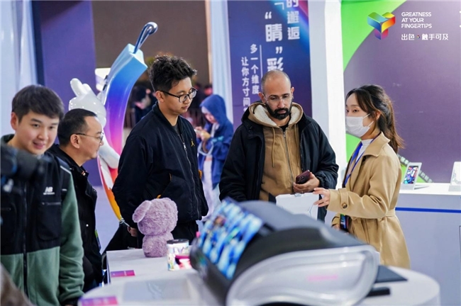 重新定义车载大屏！维信诺联合康宁首发双拼动态冷弯方案(图1)