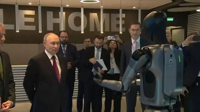 俄罗斯总统普京对该国最新的人形机器人展现出颇为尴尬的反应(图1)