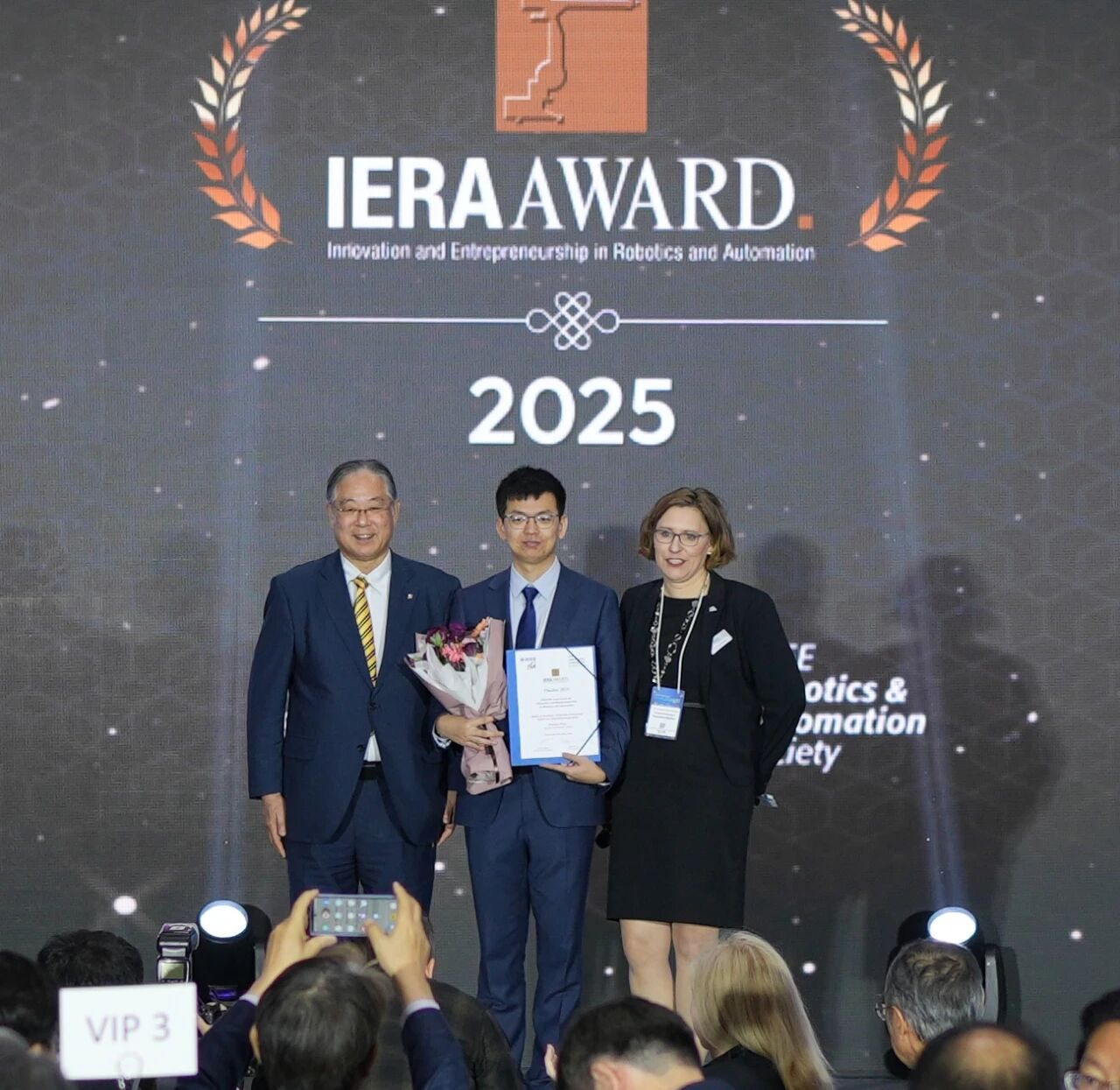 优艾智合机器人强势入围2025 IERA大奖(图1) 优艾智合机器人强势入围2025 IERA大奖(图1)