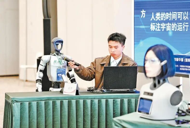 机器人激辩人类时间宇宙运行(图1) 机器人激辩人类时间宇宙运行(图1)