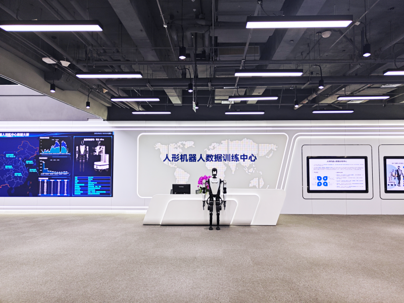 国内最大！北京落地面积破万平人形机器人训练场，年产600万+数据(图1)