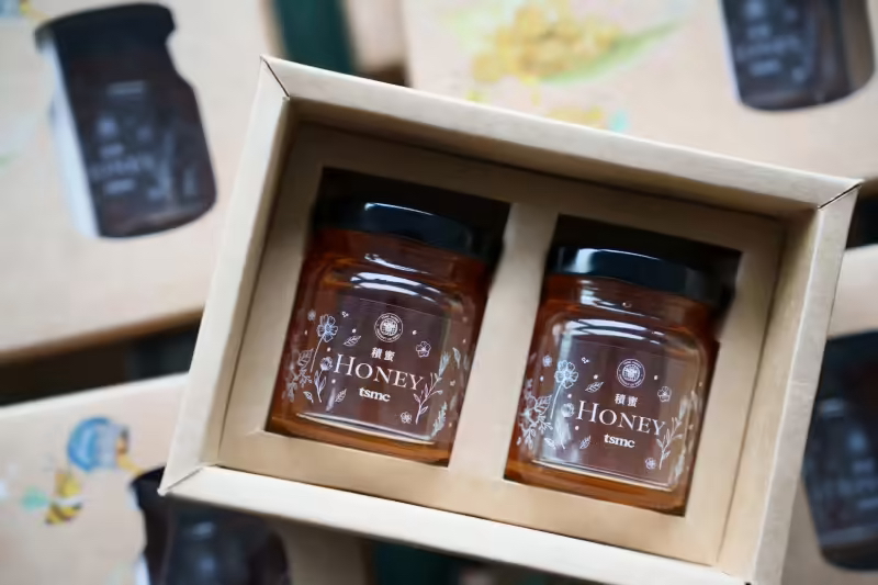 台积电在台湾地区芯片工厂旁养蜂采蜜,跨界推出“积蜜”(图1) 台积电在台湾地区芯片工厂旁养蜂采蜜,跨界推出“积蜜”(图1)