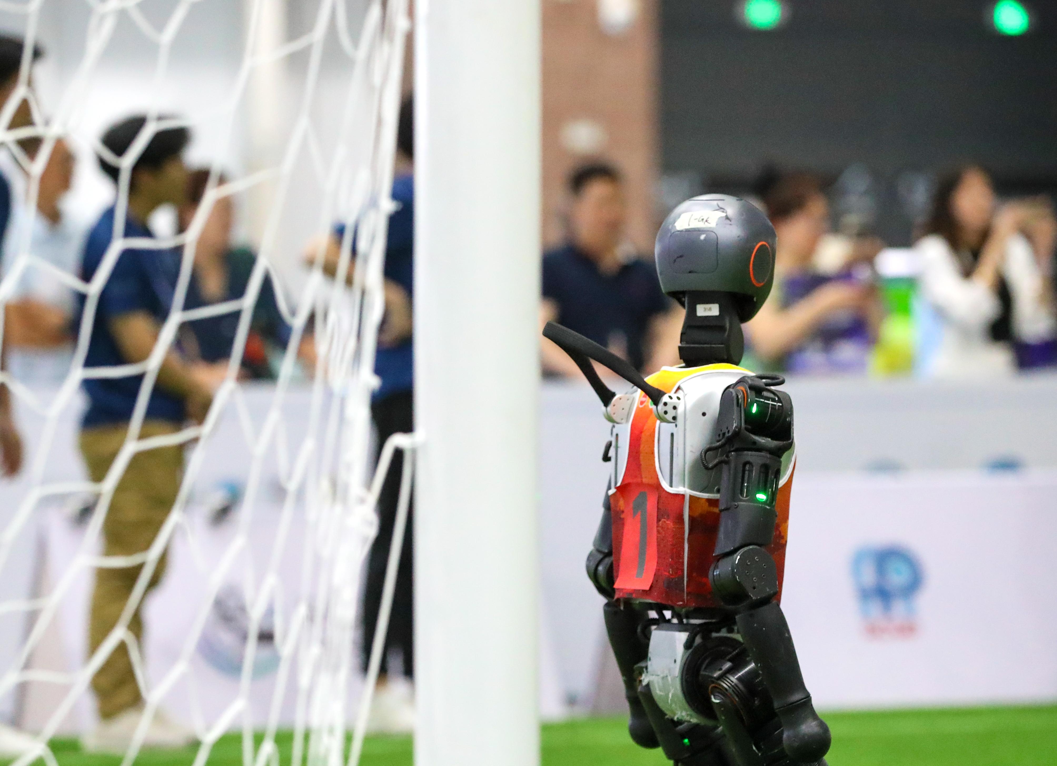 青岛：机器人竞技  赛出未来(图2)