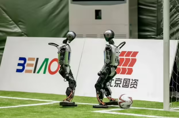 欢迎来到碳基生命的世界:全球首个人形机器人运动会在北京开幕,跳舞、走秀、踢足球,500 余台机器人参赛(图1) 欢迎来到碳基生命的世界:全球首个人形机器人运动会在北京开幕,跳舞、走秀、踢足球,500 余台机器人参赛(图1)