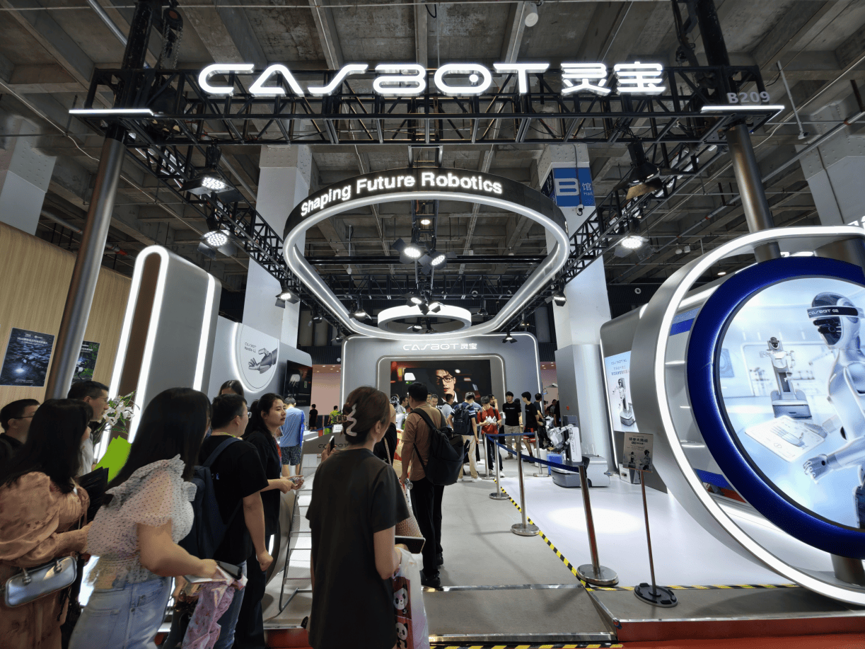 WRC 2025|从人形到末端,灵宝CASBOT描绘“共生系统”全景,构筑真实落地的协作蓝本(图1) WRC 2025|从人形到末端,灵宝CASBOT描绘“共生系统”全景,构筑真实落地的协作蓝本(图1)