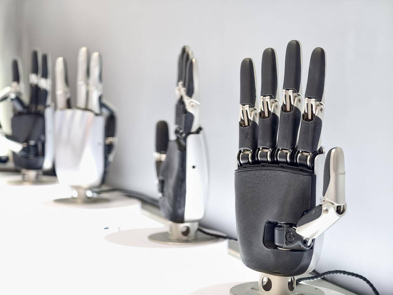 WRC 2025|从人形到末端,灵宝CASBOT描绘“共生系统”全景,构筑真实落地的协作蓝本(图5) WRC 2025|从人形到末端,灵宝CASBOT描绘“共生系统”全景,构筑真实落地的协作蓝本(图5)