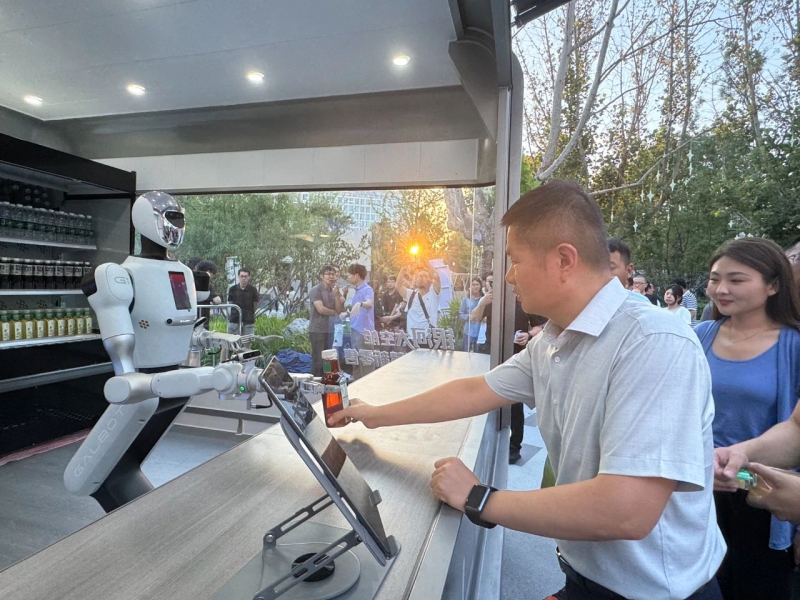 全球首个!北京一人形机器人独守9平小店 全天候上班(图1) 全球首个!北京一人形机器人独守9平小店 全天候上班(图1)