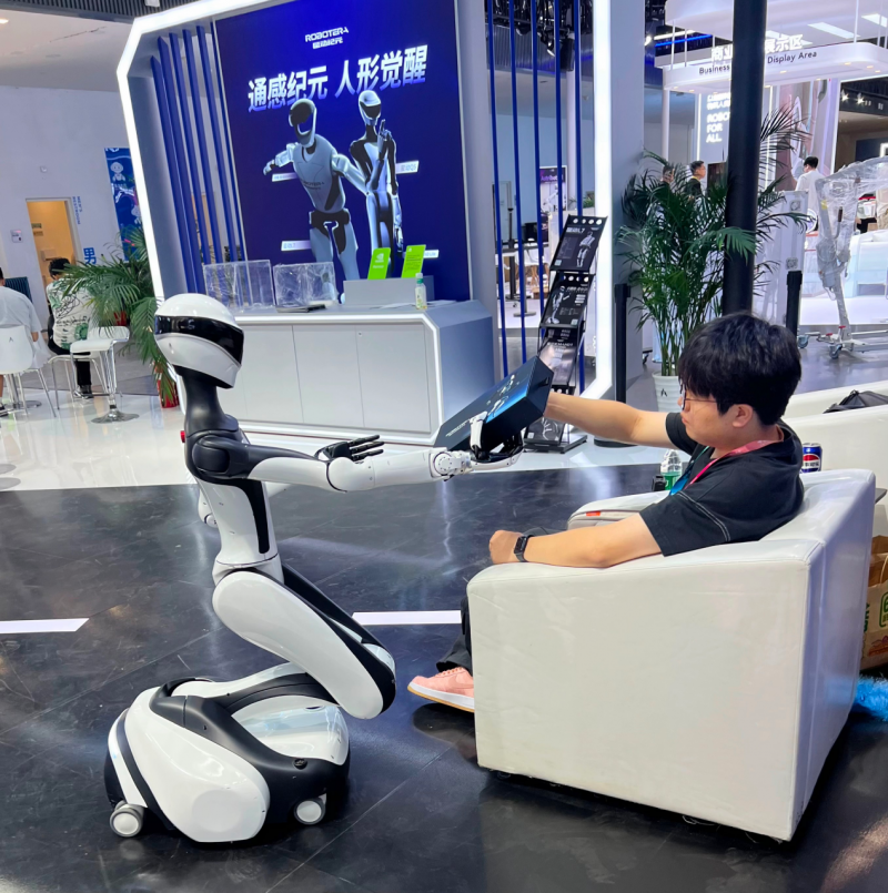 星动纪元具身智能 “六边形战士” 亮相WRC,全能实力Slay全场(图4) 星动纪元具身智能 “六边形战士” 亮相WRC,全能实力Slay全场(图4)