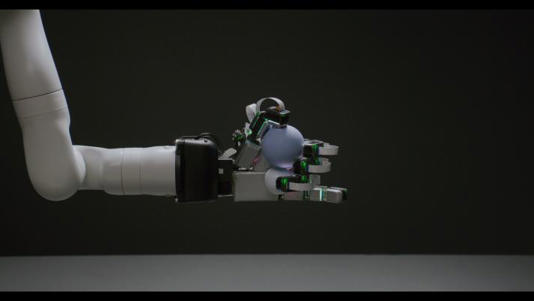 我国科研团队成功研制“全手触觉机器人仿生手”(图5)