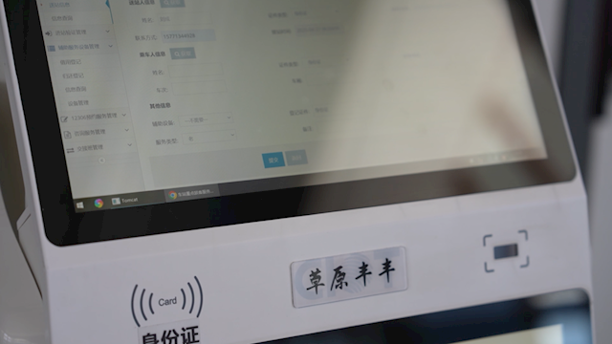 智能机器人亮相高铁站:简直全能(图3) 智能机器人亮相高铁站:简直全能(图3)