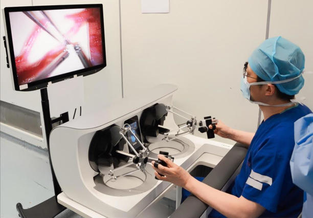 上海九院开展国产显微机器人临床研究,首台手术实现“超微血管缝合”(图1) 上海九院开展国产显微机器人临床研究,首台手术实现“超微血管缝合”(图1)