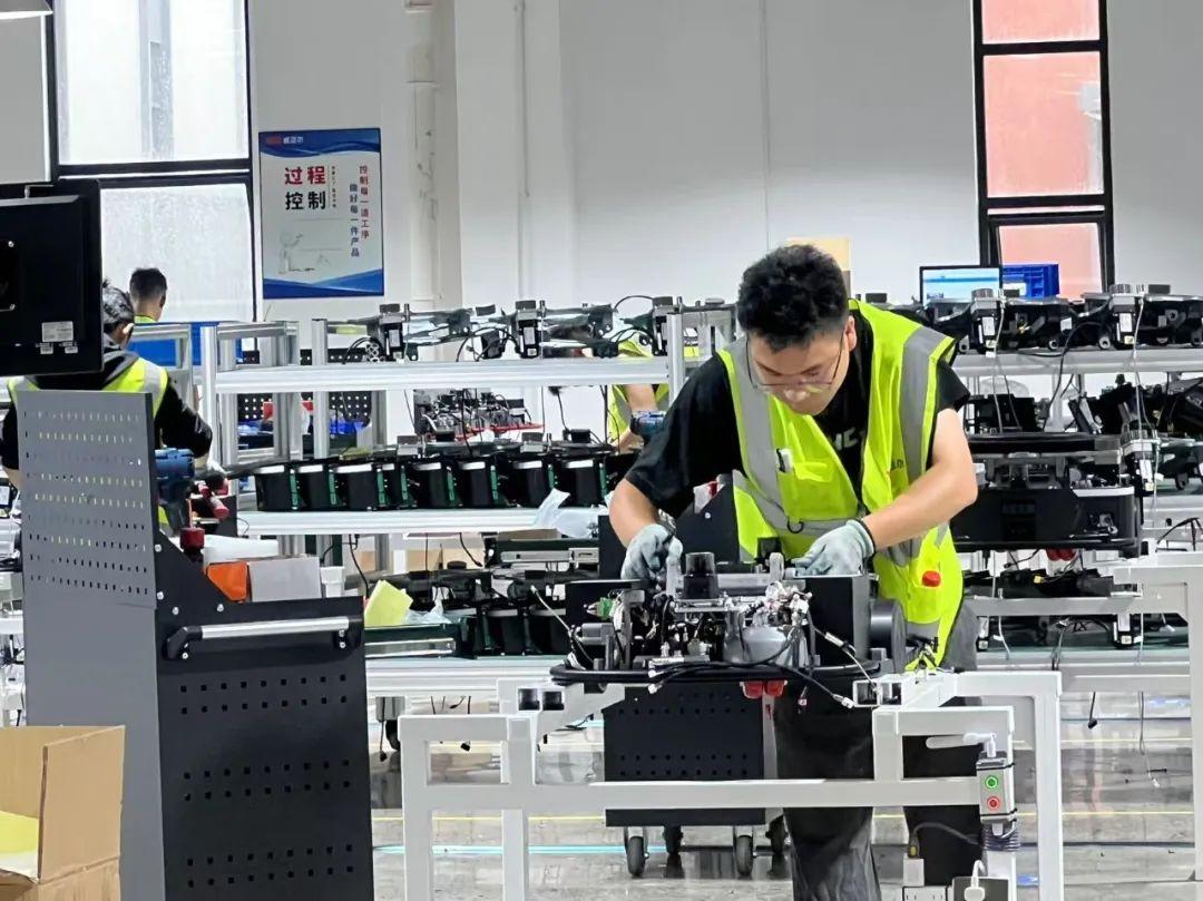“贵安造”机器人实现全线投产(图3) “贵安造”机器人实现全线投产(图3)