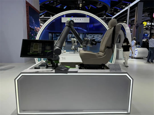 达明机器人联合海峡经济科技合作中心亮相2025 WAIC 世界人工智能大会(图1)