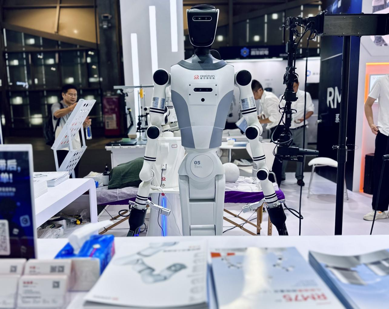 睿尔曼携新品亮相WAIC 2025，与数十家生态伙伴共同演绎机器人走入生活新范式(图3)
