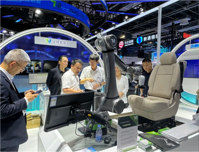 达明机器人联合海峡经济科技合作中心亮相2025 WAIC 世界人工智能大会(图3)