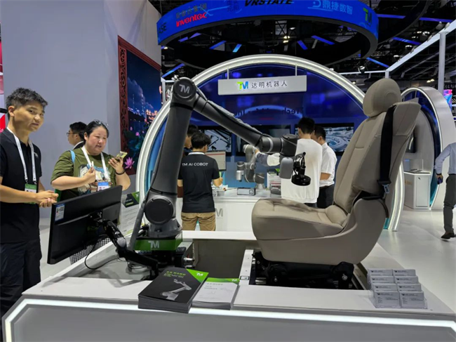 达明机器人联合海峡经济科技合作中心亮相2025 WAIC 世界人工智能大会(图5)