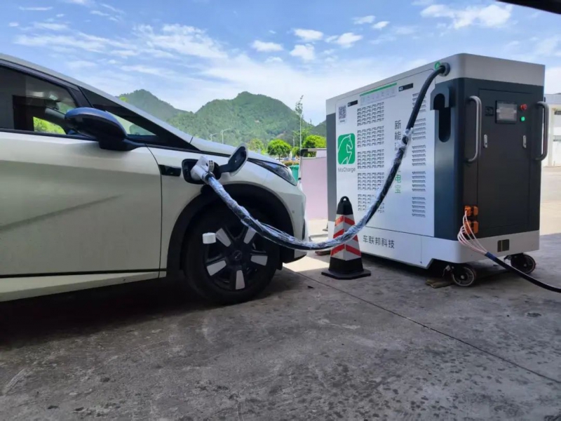 移动机器人“跑”起来,上门给汽车充满电(图1) 移动机器人“跑”起来,上门给汽车充满电(图1)