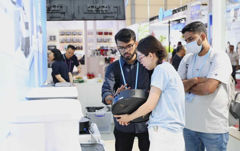 “成都造”机器人化身交通劝导员街头站岗(图1)