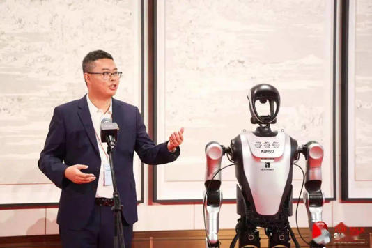 乐聚、中国移动、华为联手!业界首款5G-A具身智能机器人惊艳亮相MWC上海 乐聚、中国移动、华为联手!业界首款5G-A具身智能机器人惊艳亮相MWC上海(图3)