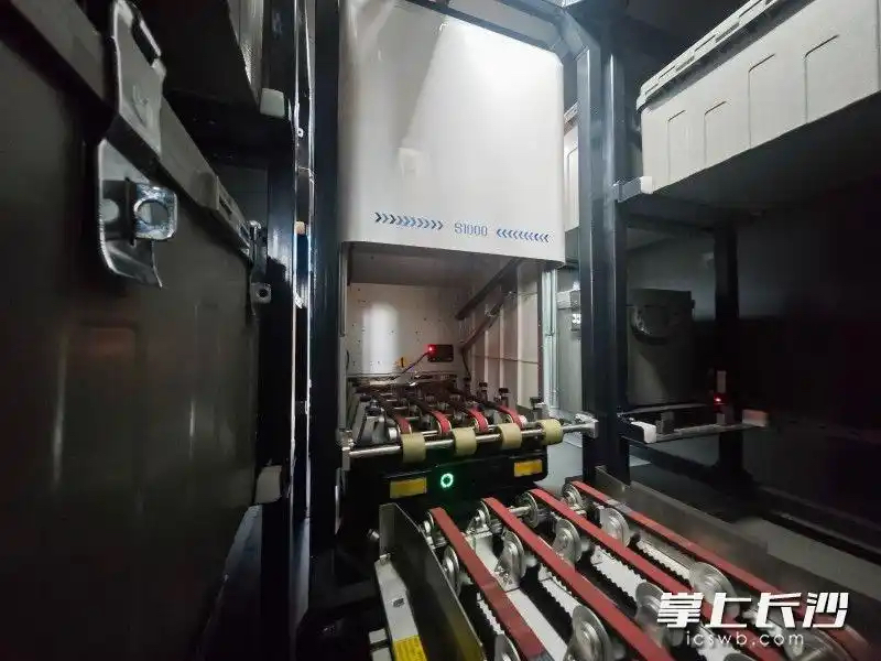 长沙造全国首个“智能押运机器人”亮相(图1) 长沙造全国首个“智能押运机器人”亮相(图1)