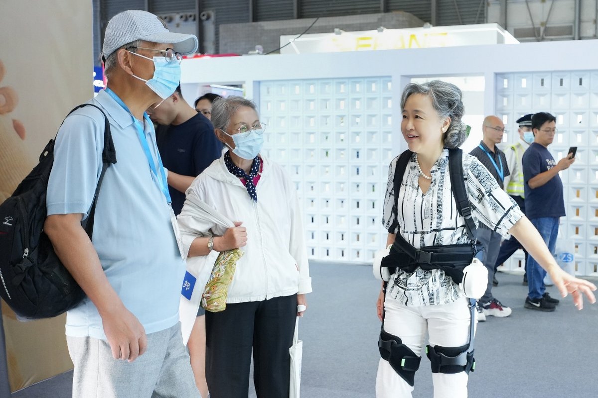 老博会现场引围观!收获高关注的海尔外骨骼机器人有何黑科技?(图2) 老博会现场引围观!收获高关注的海尔外骨骼机器人有何黑科技?(图2)