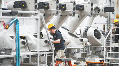 工业机器人，迈向“全能选手”（产经观察·细看产品七十二变⑤）(图2)