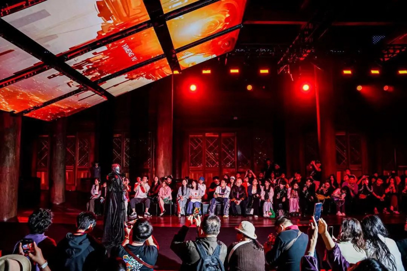 深圳人形机器人“超模”首秀濮院(图1) 深圳人形机器人“超模”首秀濮院(图1)