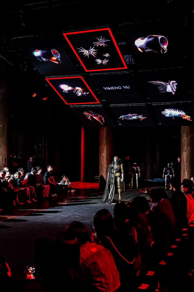 深圳人形机器人“超模”首秀濮院(图2) 深圳人形机器人“超模”首秀濮院(图2)