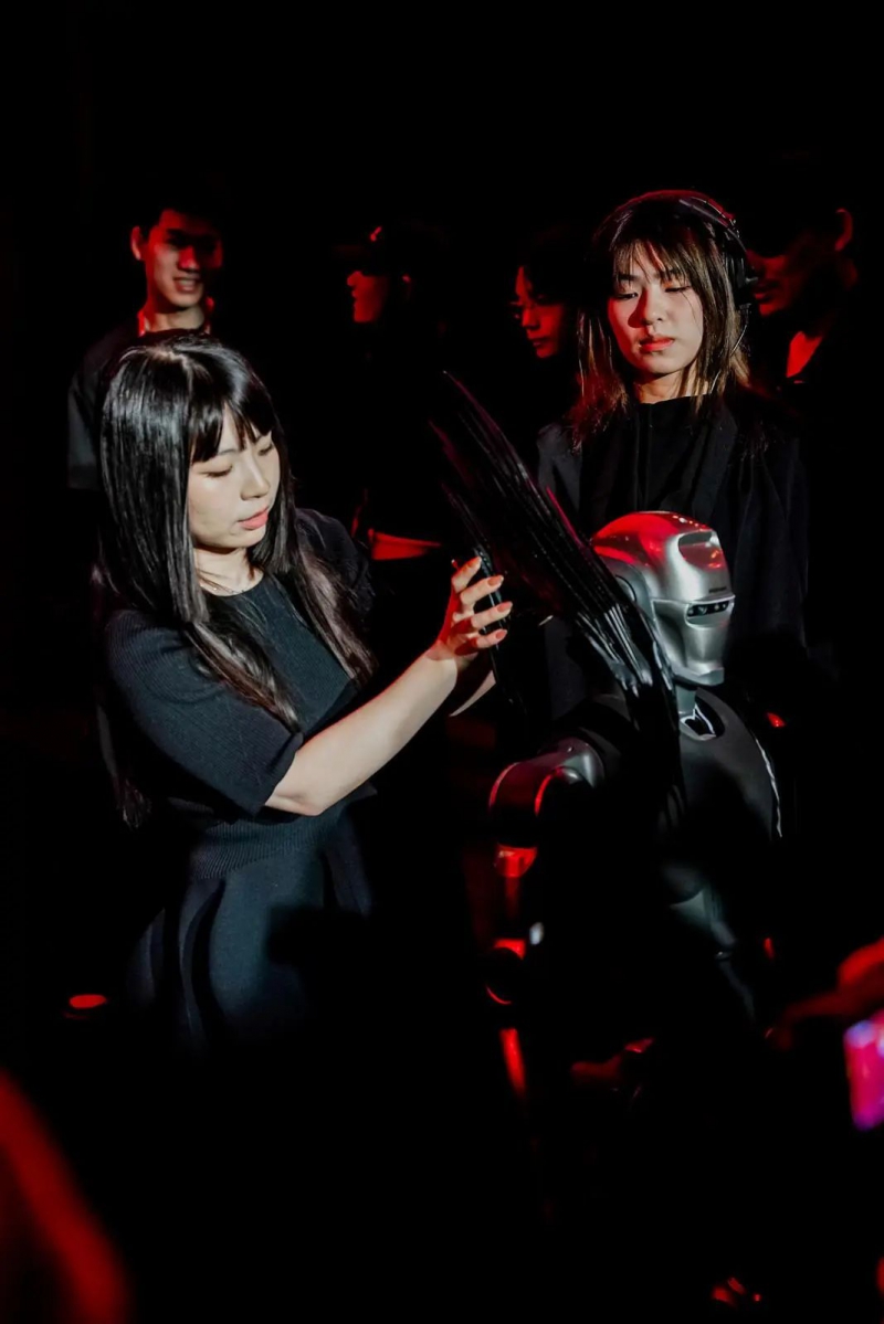 深圳人形机器人“超模”首秀濮院(图3) 深圳人形机器人“超模”首秀濮院(图3)