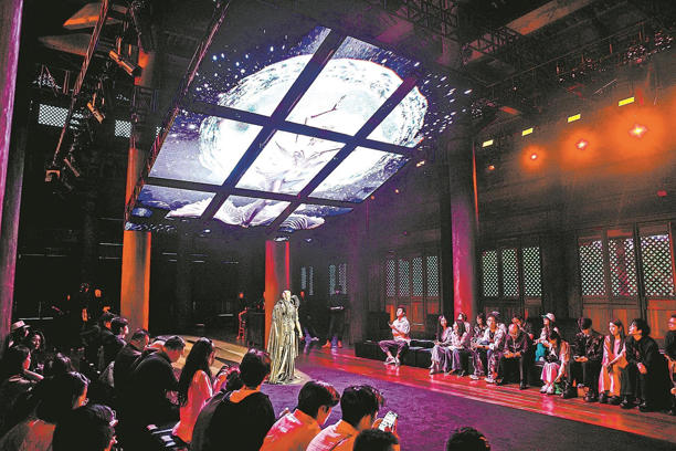 科技对撞时尚,广东智造亮相濮院时装周 机器人酷炫走秀,背后有何大乾坤? 科技对撞时尚,广东智造亮相濮院时装周 机器人酷炫走秀,背后有何大乾坤?(图4)