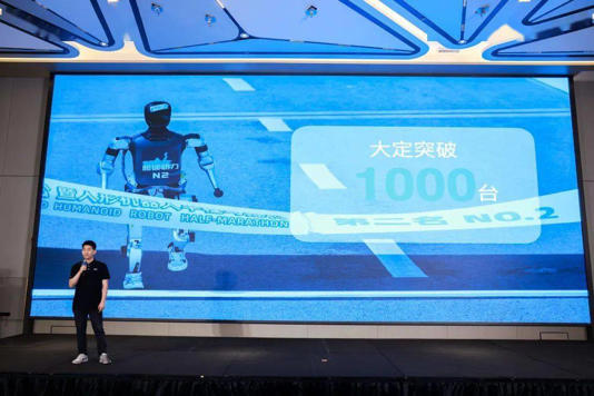 松延动力生态战略启动,新仿生机器人“小诺”惊艳亮相!(图1) 松延动力生态战略启动,新仿生机器人“小诺”惊艳亮相!(图1)