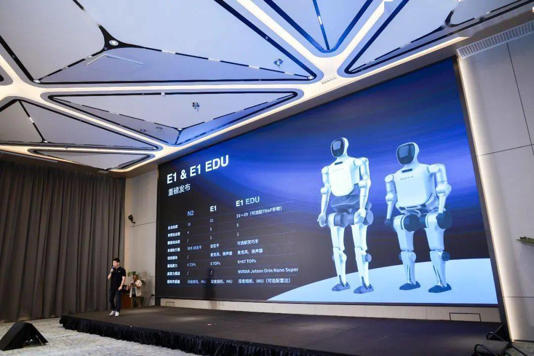 松延动力生态战略启动,新仿生机器人“小诺”惊艳亮相!(图3) 松延动力生态战略启动,新仿生机器人“小诺”惊艳亮相!(图3)