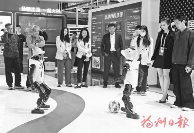 北京科博会:机器人“秀”脚法(图1) 北京科博会:机器人“秀”脚法(图1)