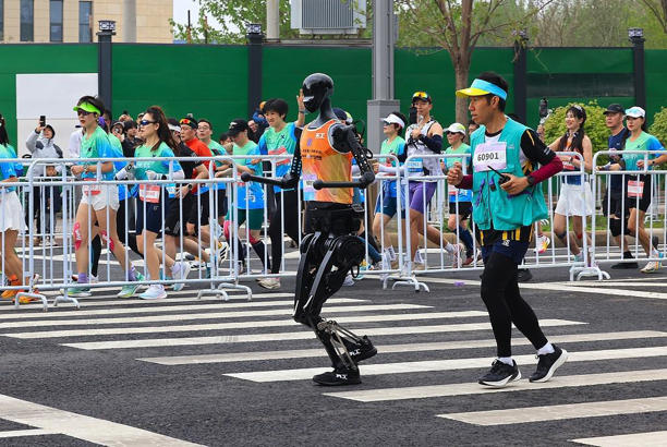 机器人马拉松背后的五大启示：未来社会与机器人的深度融合(图1)