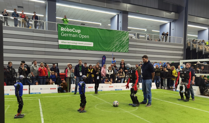 加速进化人形机器人两年“进化史”(图1) 加速进化人形机器人两年“进化史”(图1)