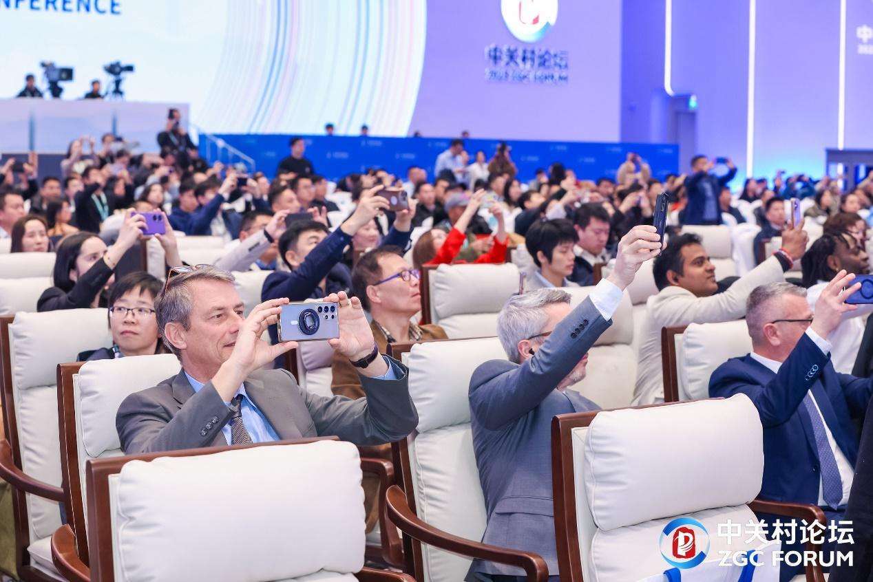 灵宝CASBOT机器人“持证上岗”，助力2025中关村论坛科技之春(图4)