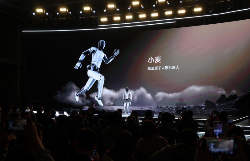 魔法原子人形机器人化身智能名嘴 小麦登台追觅2025生态发布会完成主持首秀(图1)