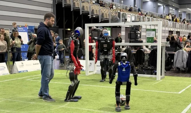 超越男足!国产人形机器人 9:0 夺冠 RoboCup 德国公开赛(图1) 超越男足!国产人形机器人 9:0 夺冠 RoboCup 德国公开赛(图1)