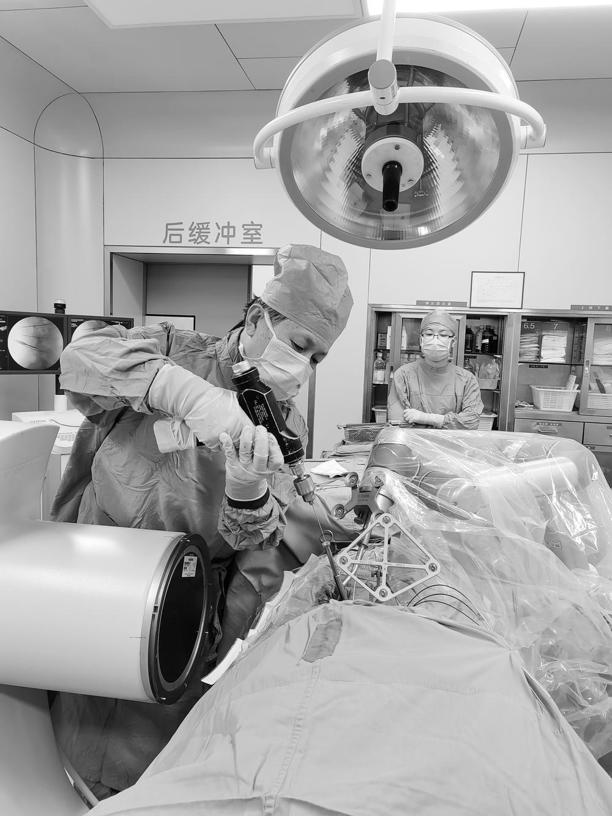 机器人辅助手术精确到亚毫米 机器人辅助手术精确到亚毫米(图1)