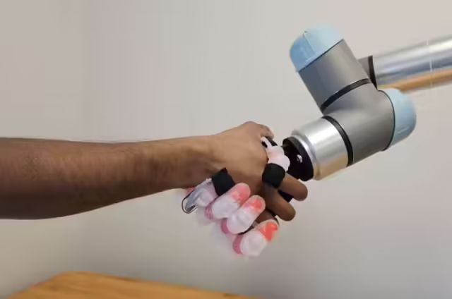 约翰斯・霍普金斯大学研制出“懂分寸”的机械手:可自适应调整握力(图1) 约翰斯・霍普金斯大学研制出“懂分寸”的机械手:可自适应调整握力(图1)