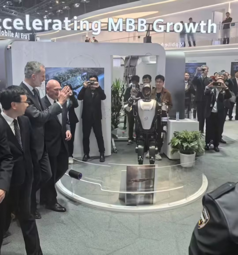 中国移动、华为、乐聚联合发布全球首款搭载 5G-A 技术的人形机器人(图1)