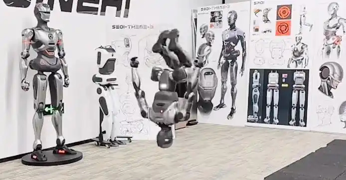 全球媒体聚焦 | 中国人形机器人跳出“全球首翻”(图1) 全球媒体聚焦 | 中国人形机器人跳出“全球首翻”(图1)