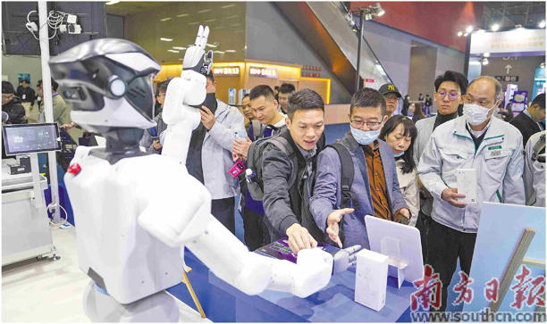 粤产人形机器人热情迎客 粤产人形机器人热情迎客(图1)