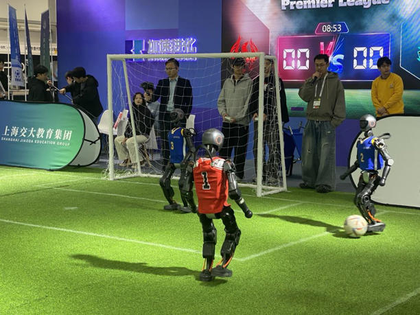 踢球遛狗搬重物……这届GDC大会,人形机器人有多吸睛? 踢球遛狗搬重物……这届GDC大会,人形机器人有多吸睛?(图2)