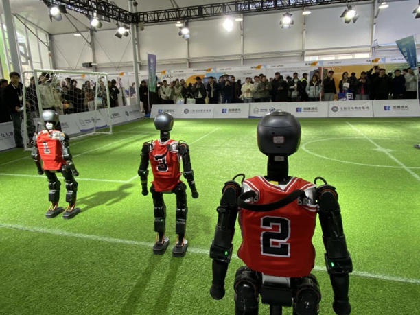 踢球遛狗搬重物……这届GDC大会,人形机器人有多吸睛? 踢球遛狗搬重物……这届GDC大会,人形机器人有多吸睛?(图1)