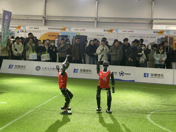 踢球遛狗搬重物……这届GDC大会,人形机器人有多吸睛? 踢球遛狗搬重物……这届GDC大会,人形机器人有多吸睛?(图3)