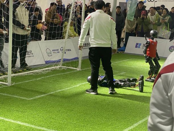 踢球遛狗搬重物……这届GDC大会,人形机器人有多吸睛? 踢球遛狗搬重物……这届GDC大会,人形机器人有多吸睛?(图4)