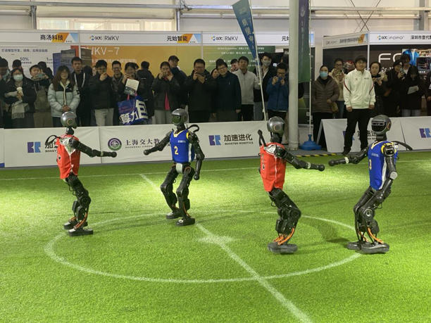 踢球遛狗搬重物……这届GDC大会,人形机器人有多吸睛? 踢球遛狗搬重物……这届GDC大会,人形机器人有多吸睛?(图5)